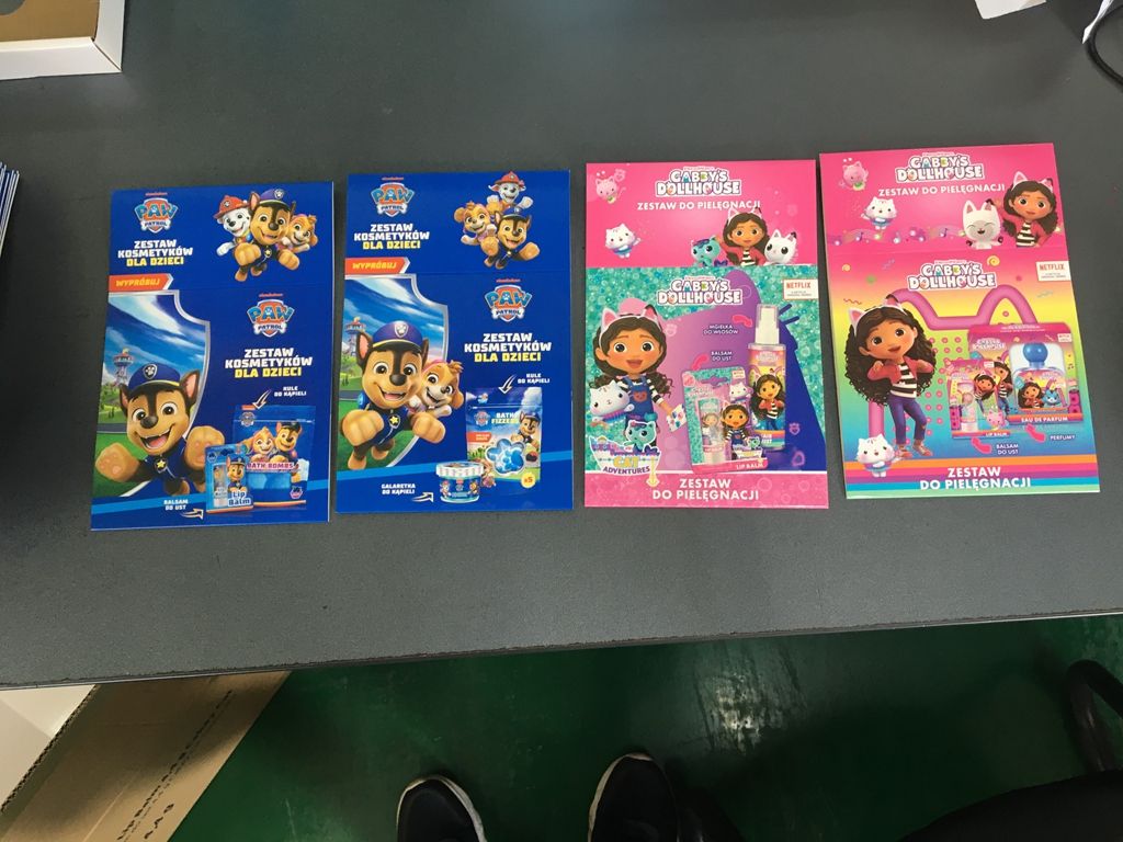 Inspekcja przed wysyłką: Balsam do ust i kosmetyczki Paw Patrol & Gabby's Dollhouse — 81 340 szt. | Wrzesień 2026 | PENDING